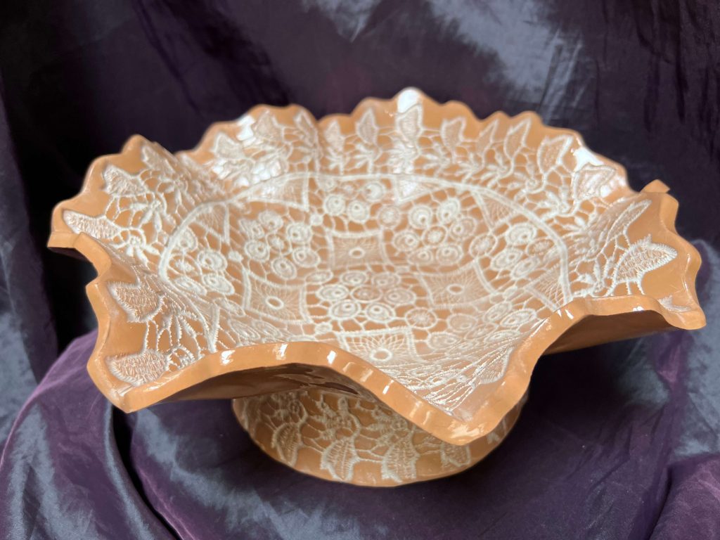 Velika keramička zdjela ukrašena tradicionalnom čipkom