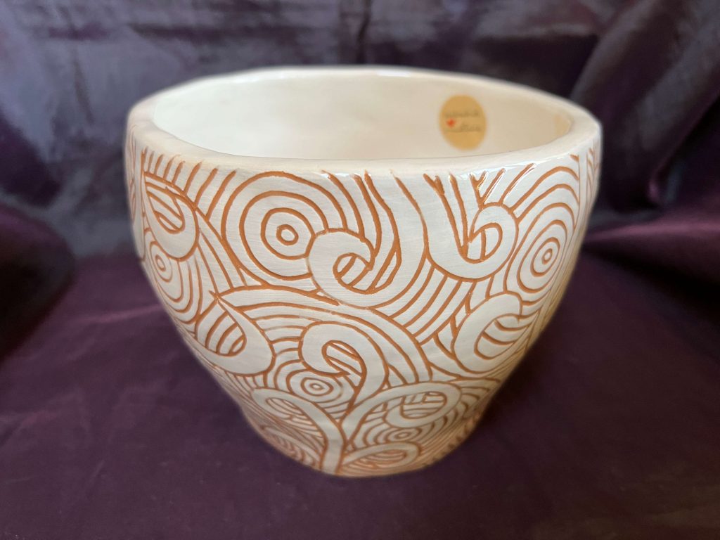 Posuda od terakota i bijele gline ukrašena Sgraffito tehnikom