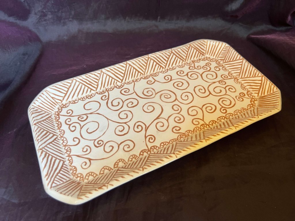 Pravokutni veći tanjur od terakota i bijele gline, ukrašen Zentangle ukrasima